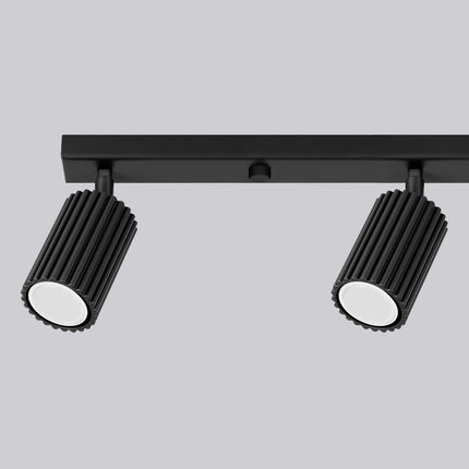 Gros plan sur le culot GU10 du plafonnier Oslo 4L noir, ampoule LED max 10W non incluse.