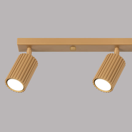 Gros plan sur deux spots allumés du plafonnier Oslo 4L or, diffusant une lumière chaude et ciblée.