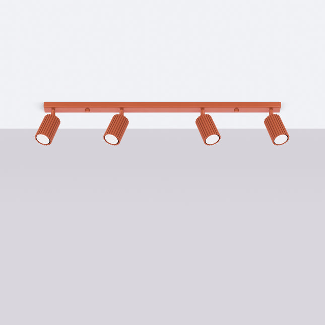 Plafonnier Oslo 4L rouge ocre fixé au plafond, éclairage GU10 orientable pour une pièce lumineuse et minimaliste.