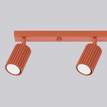 Gros plan sur le culot GU10 du plafonnier Oslo 4L rouge ocre, ampoule LED max 10W non incluse.