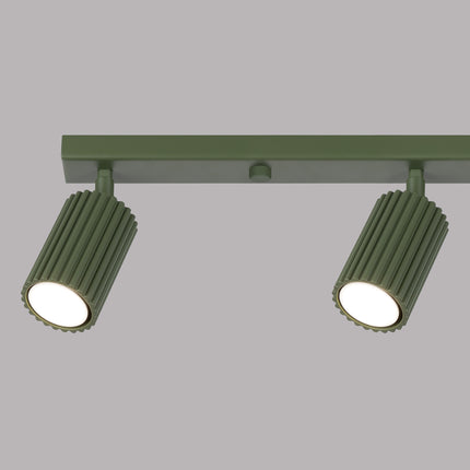 Détail d'un spot orientable du plafonnier Oslo 4L vert, finition cannelée en aluminium.