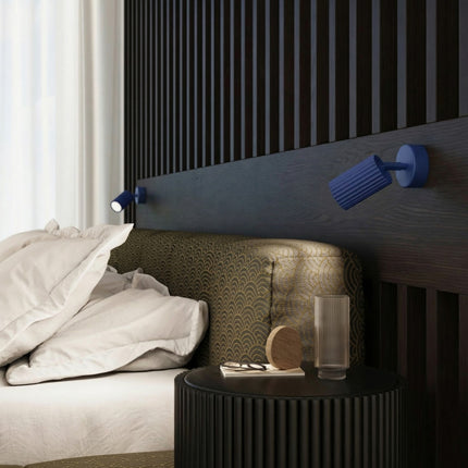 Plafonnier Oslo 60 bleu outremer dans un intérieur contemporain