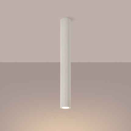 Plafonnier Oslo 60 beige installé au plafond, autre angle sur la colonne cannelée beige