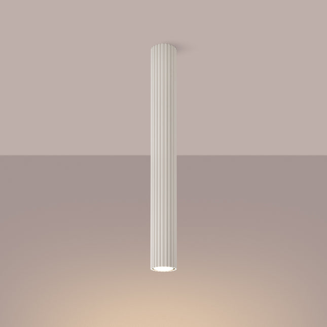 Plafonnier Oslo 60 beige installé au plafond, autre angle sur la colonne cannelée beige