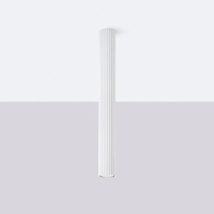 Plafonnier Oslo 60 blanc fixé au plafond, silhouette verticale cannelée dans un intérieur épuré