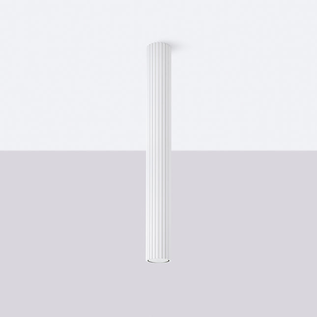 Plafonnier Oslo 60 blanc fixé au plafond, silhouette verticale cannelée dans un intérieur épuré