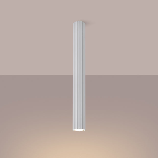 Plafonnier Oslo 60 blanc installé au plafond, autre angle sur la colonne cannelée blanche
