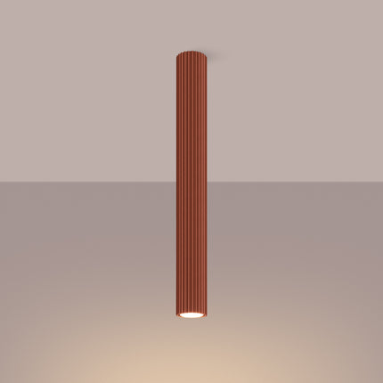 Plafonnier Oslo 60 rouge ocre installé au plafond, autre angle sur la colonne cannelée