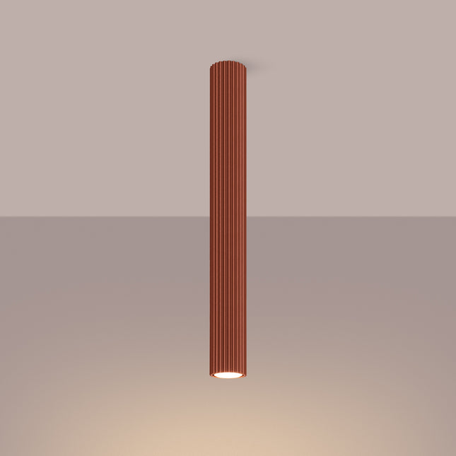 Plafonnier Oslo 60 rouge ocre installé au plafond, autre angle sur la colonne cannelée