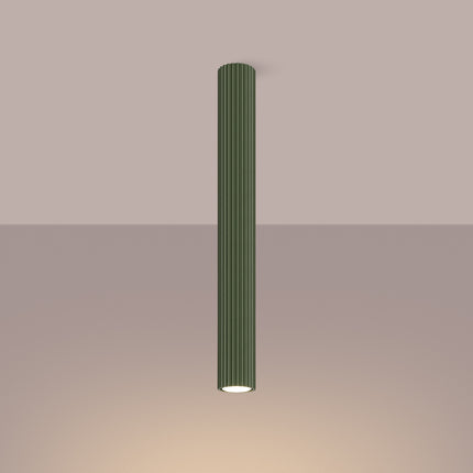 Plafonnier Oslo 60 vert olive installé au plafond, autre angle sur la colonne cannelée