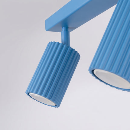 Plafonnier Oslo barre 2 spots orientables 30 cm bleu ciel sur fond coloré, vue de trois quarts