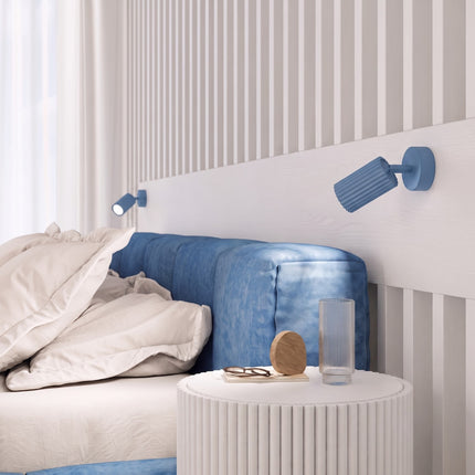 Plafonnier Oslo barre 2 spots orientables 30 cm bleu ciel dans un intérieur contemporain