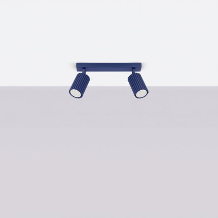 Plafonnier Oslo barre 2 spots orientables 30 cm bleu outremer, vue en situation sur fond clair