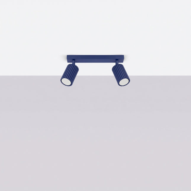 Plafonnier Oslo barre 2 spots orientables 30 cm bleu outremer, vue en situation sur fond clair