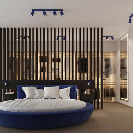 Plafonnier Oslo barre 2 spots orientables 30 cm bleu outremer dans une pièce à vivre