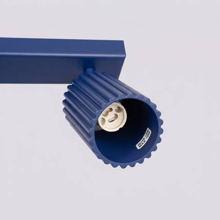 Plafonnier Oslo barre 2 spots orientables 30 cm bleu outremer, packshot de trois quarts
