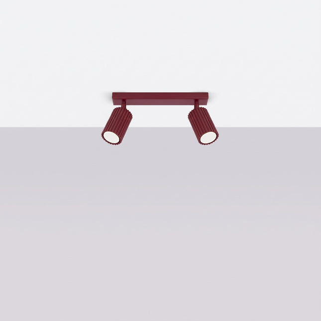 Plafonnier Oslo barre 2 spots orientables 30 cm bordeaux, vue en situation sur fond clair