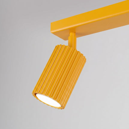 Plafonnier Oslo barre 2 spots orientables 30 cm jaune ambré sur fond coloré, vue de trois quarts