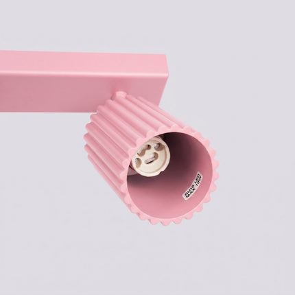 Plafonnier Oslo barre 2 spots orientables 30 cm rose poudré, packshot de trois quarts