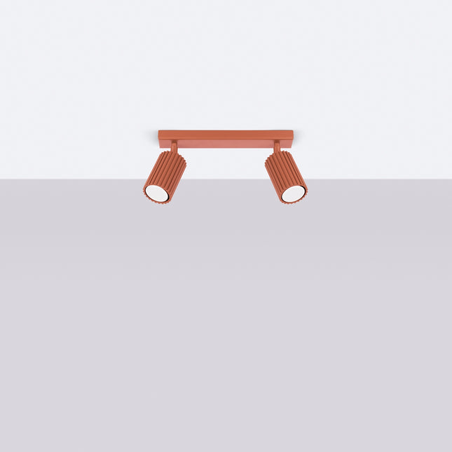 Plafonnier Oslo barre 2 spots orientables 30 cm rouge ocre, vue en situation