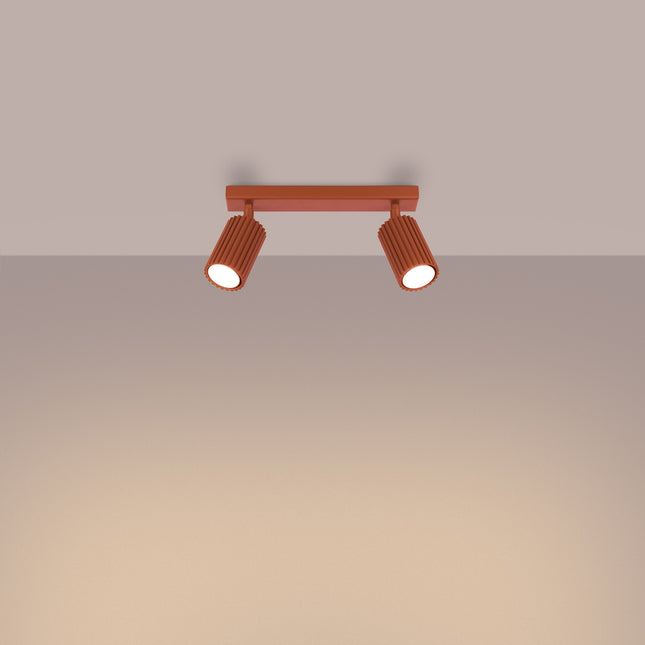Plafonnier Oslo barre 2 spots orientables 30 cm rouge ocre, lumière allumée