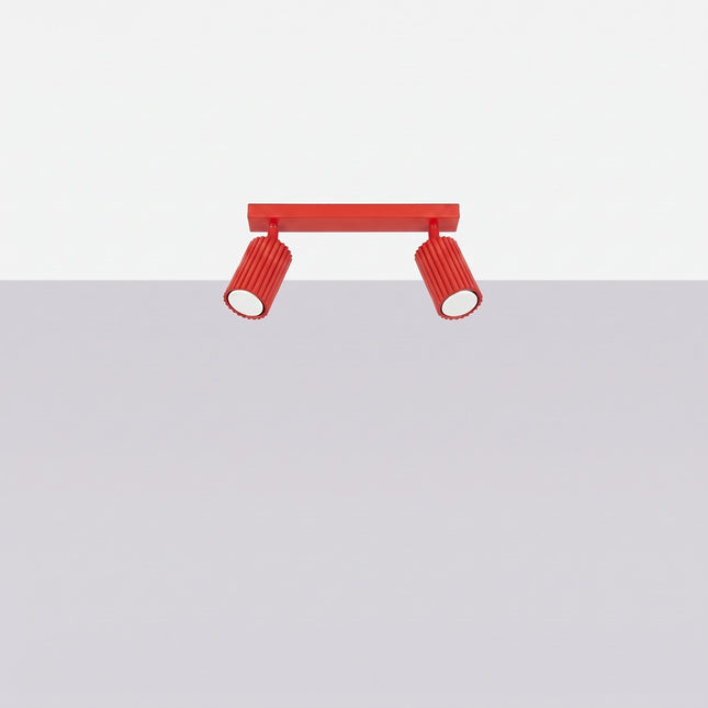 Plafonnier Oslo barre 2 spots orientables 30 cm rouge vif, vue en situation sur fond clair