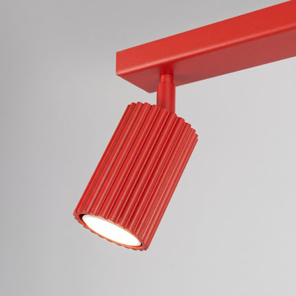 Plafonnier Oslo barre 2 spots orientables 30 cm rouge vif sur fond coloré, vue de trois quarts