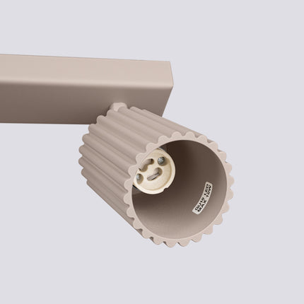 Plafonnier Oslo barre 2 spots orientables 30 cm taupe, détail des cannelures