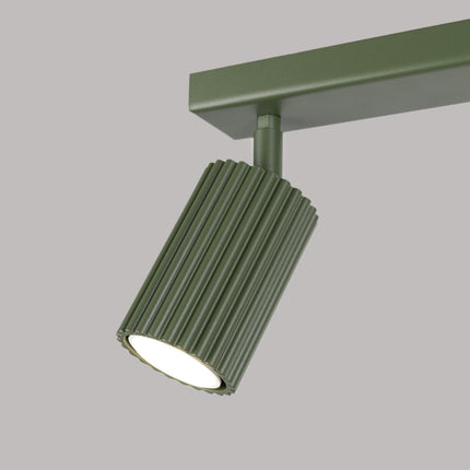 Plafonnier Oslo barre 2 spots orientables 30 cm vert olive, vue sur fond coloré