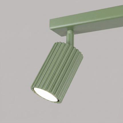 Plafonnier Oslo barre 2 spots orientables 30 cm vert sauge sur fond coloré, vue de trois quarts