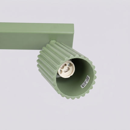 Plafonnier Oslo barre 2 spots orientables 30 cm vert sauge, packshot de trois quarts