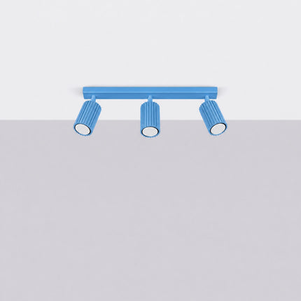Plafonnier Oslo barre 3 spots orientables 45 cm bleu ciel, vue en situation sur fond clair