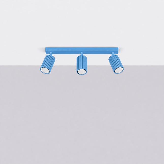 Plafonnier Oslo barre 3 spots orientables 45 cm bleu ciel, vue en situation sur fond clair