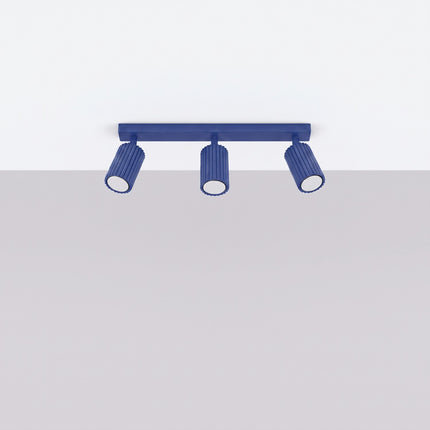 Plafonnier Oslo barre 3 spots orientables 45 cm bleu outremer, vue en situation sur fond clair