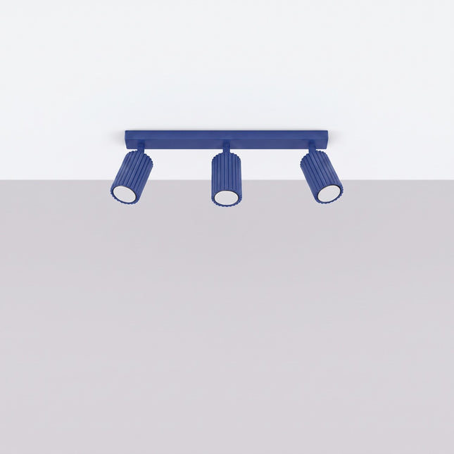 Plafonnier Oslo barre 3 spots orientables 45 cm bleu outremer, vue en situation sur fond clair