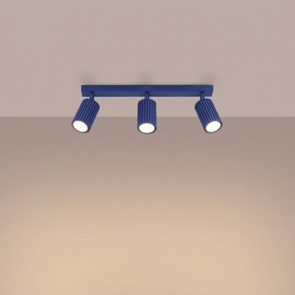Plafonnier Oslo barre 3 spots orientables 45 cm bleu outremer, lumière allumée