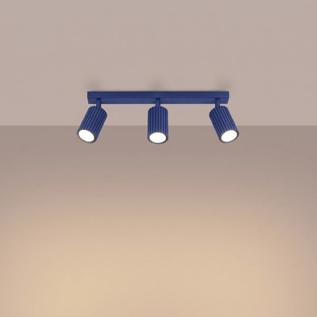 Plafonnier Oslo barre 3 spots orientables 45 cm bleu outremer, lumière allumée