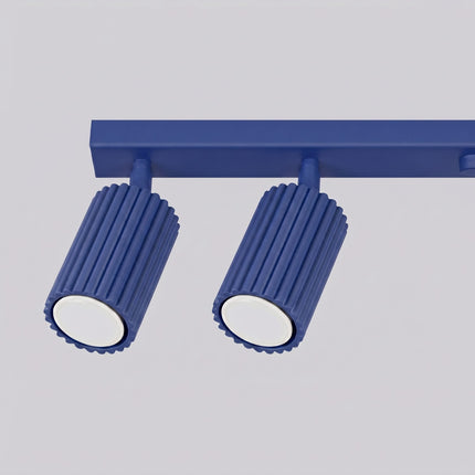 Plafonnier Oslo barre 3 spots orientables 45 cm bleu outremer sur fond coloré, vue de trois quarts