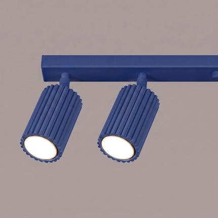 Plafonnier Oslo barre 3 spots orientables 45 cm bleu outremer, détail des cannelures