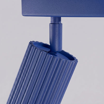 Plafonnier Oslo barre 3 spots orientables 45 cm bleu outremer, détail de la fixation