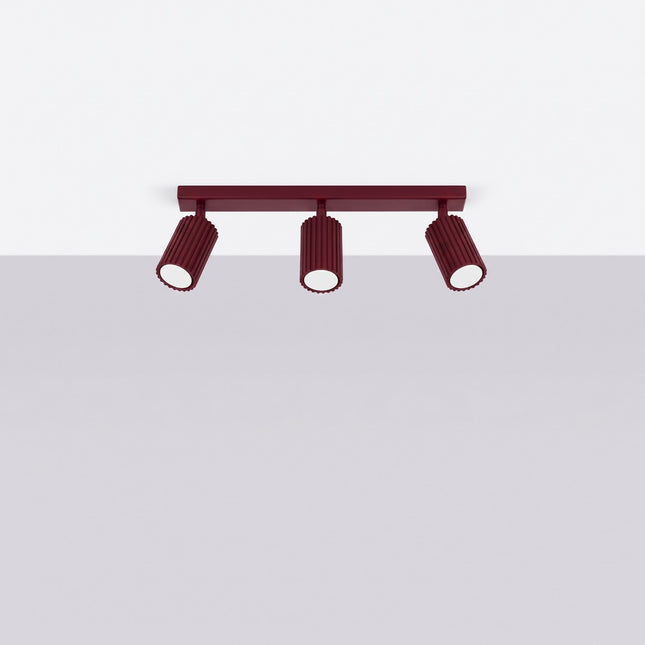 Plafonnier Oslo barre 3 spots orientables 45 cm bordeaux, vue en situation sur fond clair