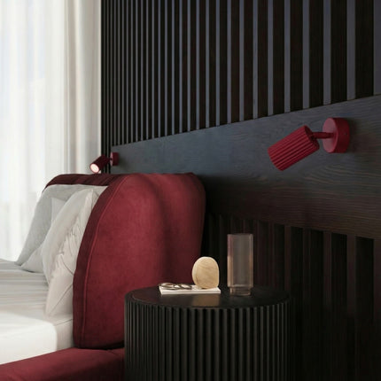 Plafonnier Oslo barre 3 spots orientables 45 cm bordeaux dans un intérieur contemporain