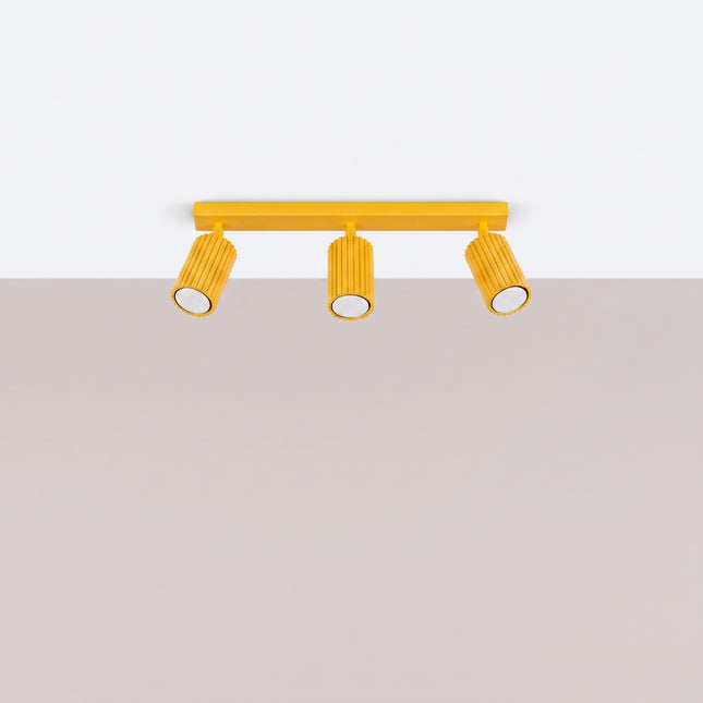 Plafonnier Oslo barre 3 spots orientables 45 cm jaune ambré, vue en situation sur fond clair