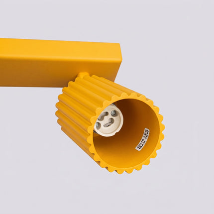 Plafonnier Oslo barre 3 spots orientables 45 cm jaune ambré, détail des cannelures