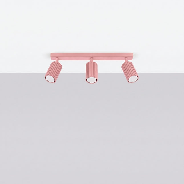 Plafonnier Oslo barre 3 spots orientables 45 cm rose poudré, vue en situation sur fond clair