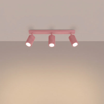 Plafonnier Oslo barre 3 spots orientables 45 cm rose poudré, lumière allumée