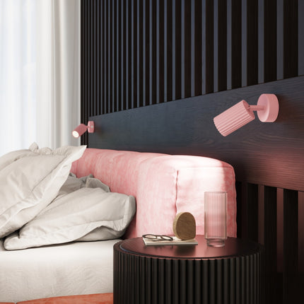 Plafonnier Oslo barre 3 spots orientables 45 cm rose poudré dans un intérieur contemporain