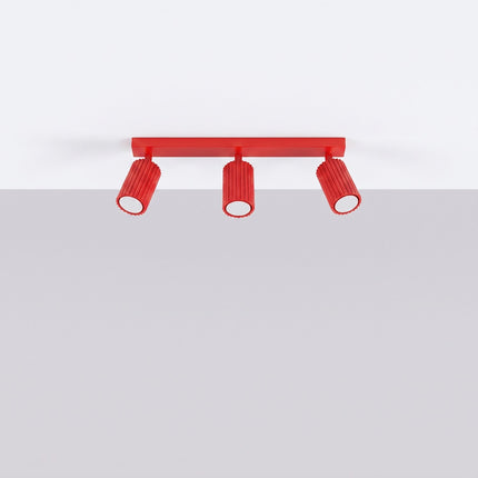 Plafonnier Oslo barre 3 spots orientables 45 cm rouge vif, vue en situation sur fond clair