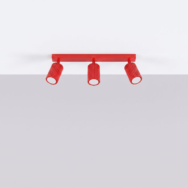 Plafonnier Oslo barre 3 spots orientables 45 cm rouge vif, vue en situation sur fond clair