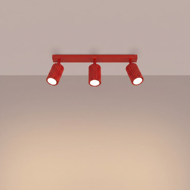 Plafonnier Oslo barre 3 spots orientables 45 cm rouge vif, lumière allumée